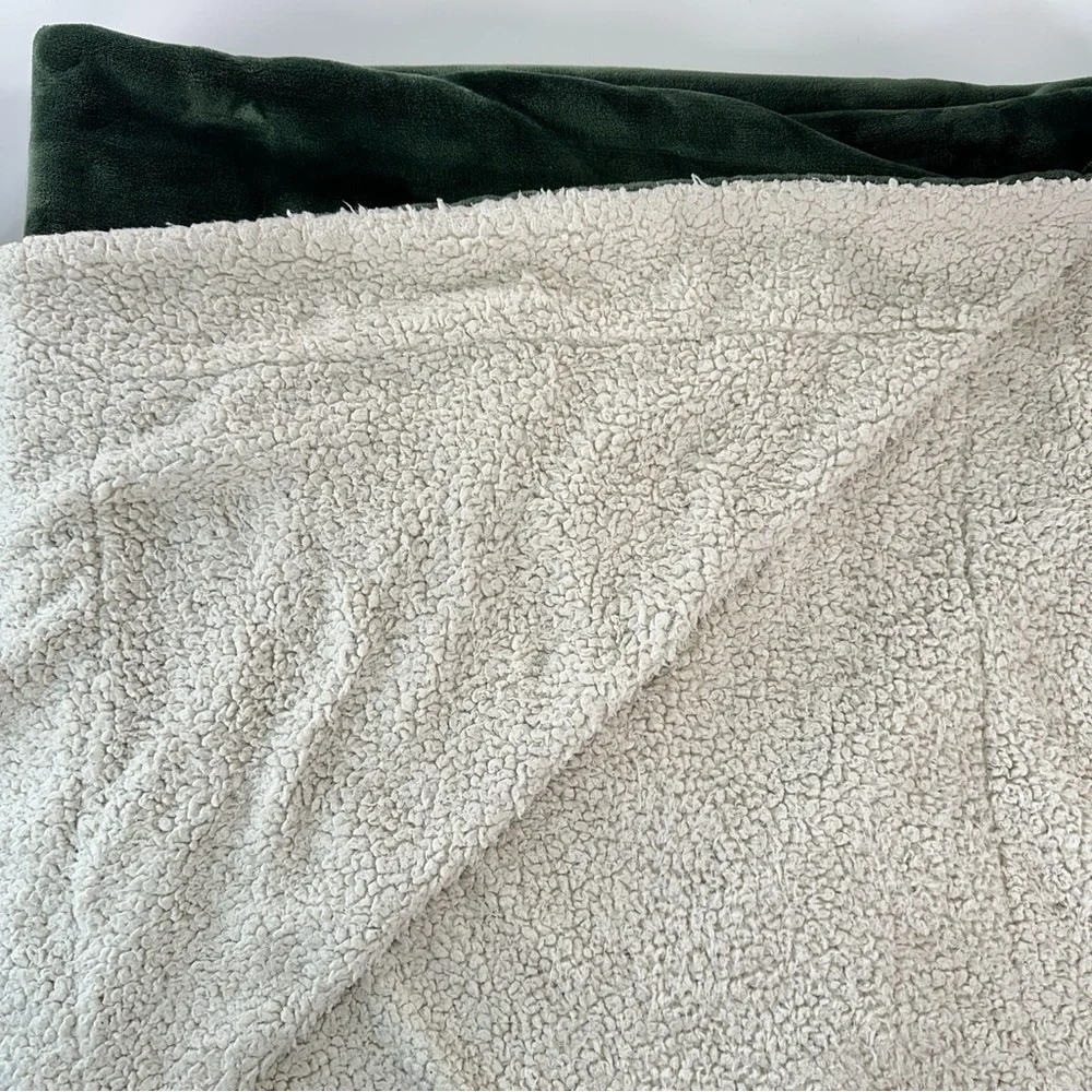 Life Comfort Oversized Throw Blanket Sherpa Plush Green Cream 70x70